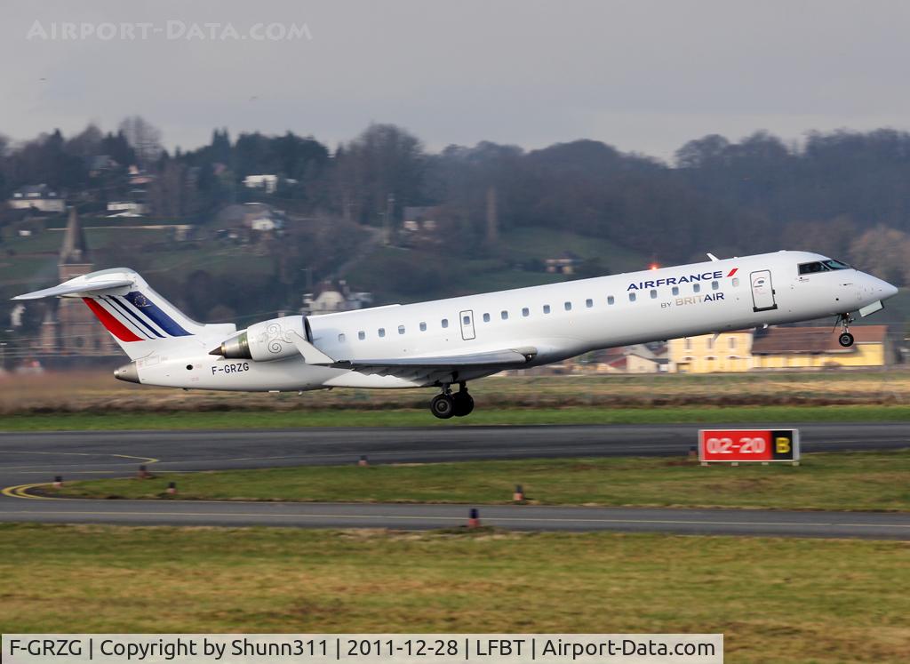 F-GRZG, 2002 Bombardier CRJ-701 (CL-600-2C10) Regional Jet C/N 10037, Taking off rwy 02