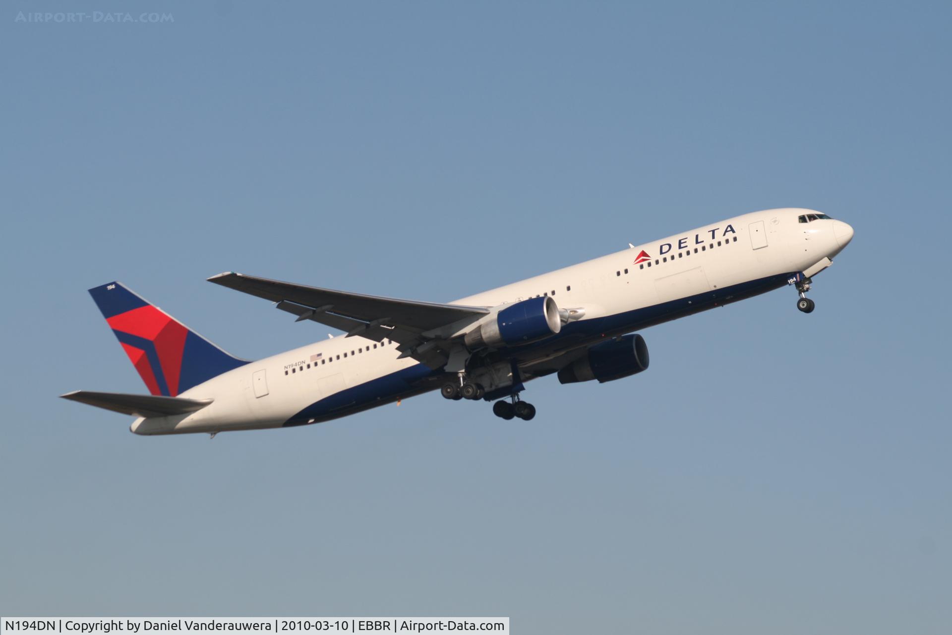 N194DN, 1997 Boeing 767-332 C/N 28451, Flight DL125 is climbing from RWY 0R