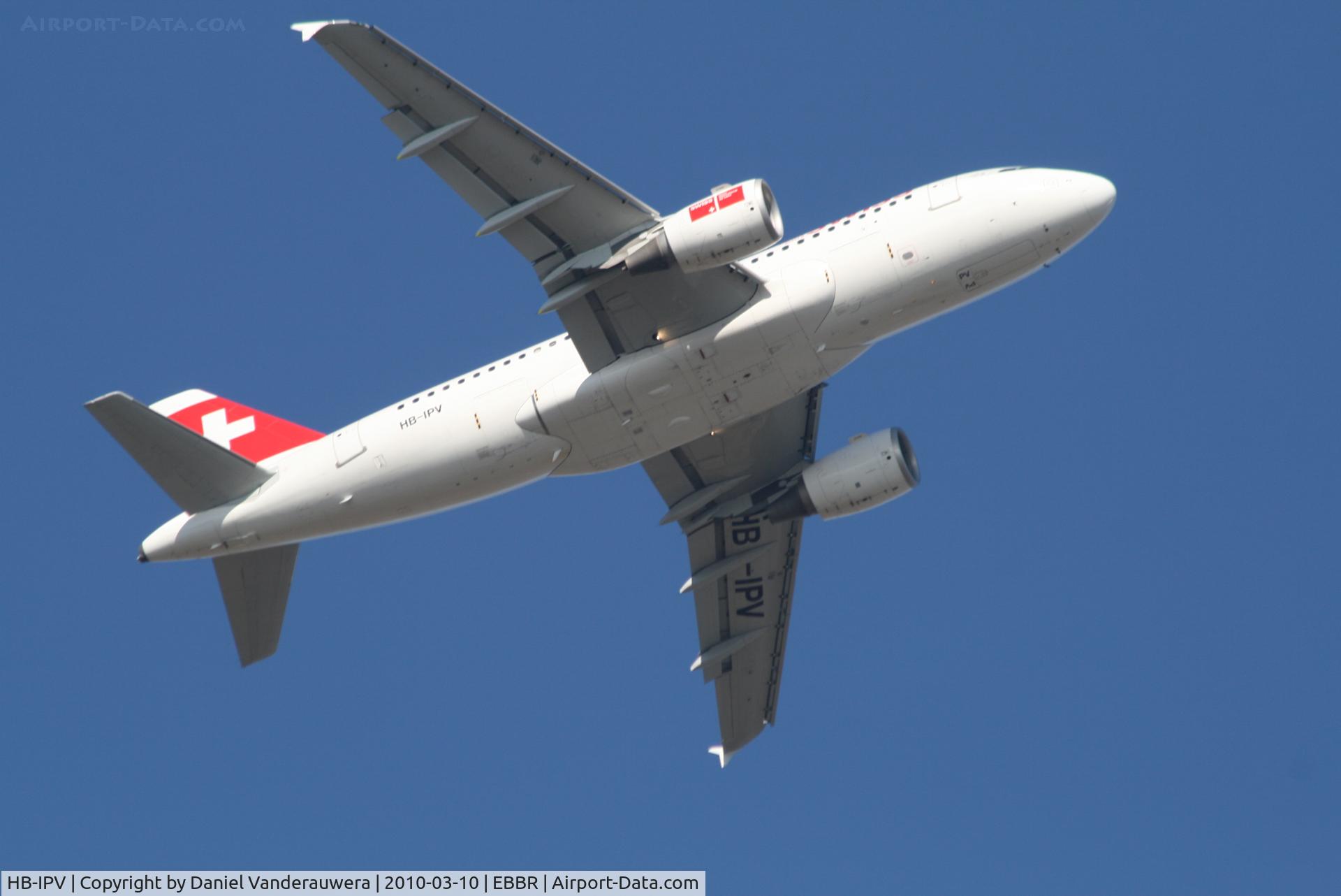 HB-IPV, 1996 Airbus A319-112 C/N 578, Flight LX787 is climbing from RWY 07R