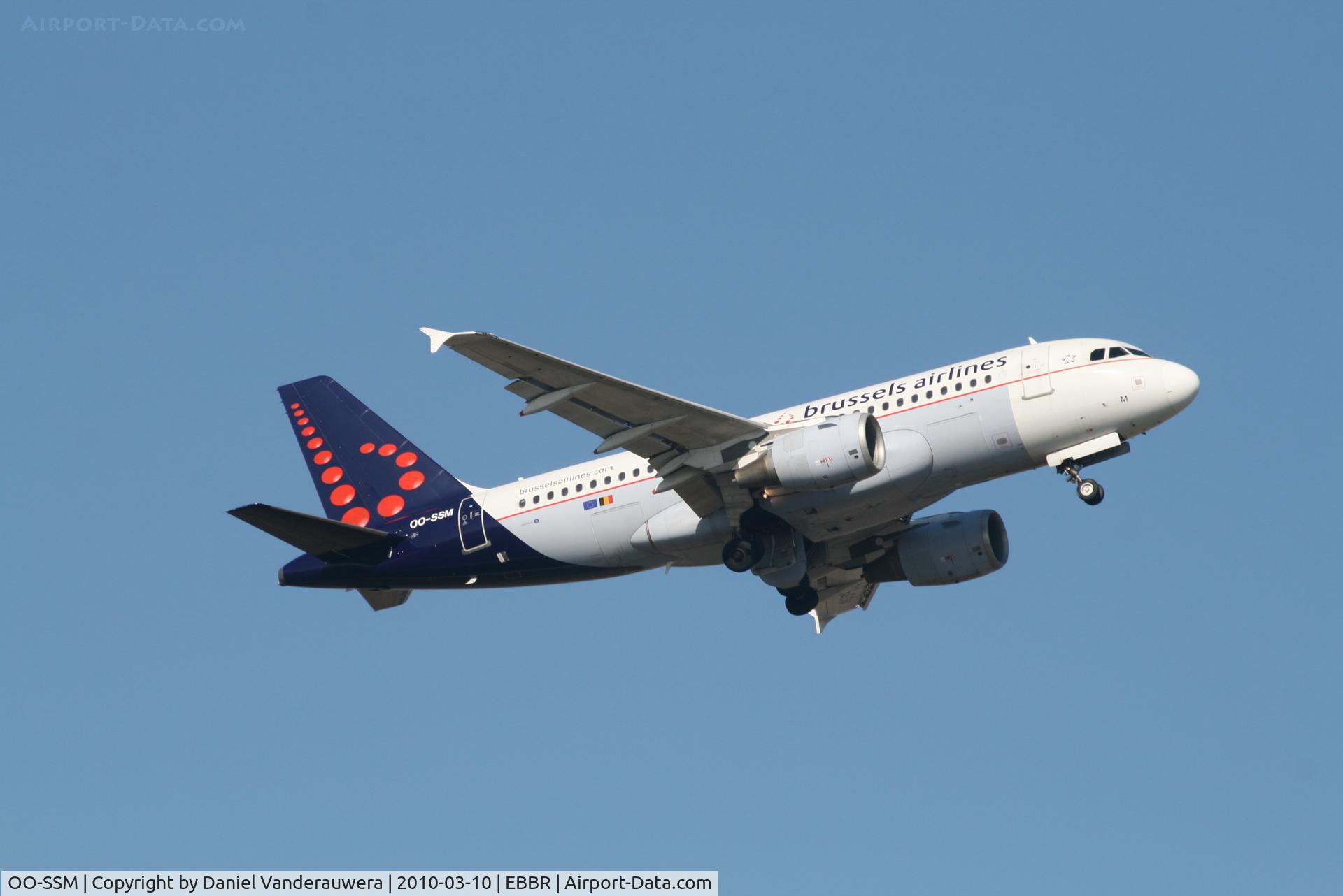 OO-SSM, 2000 Airbus A319-112 C/N 1388, Climbing from RWY 07R