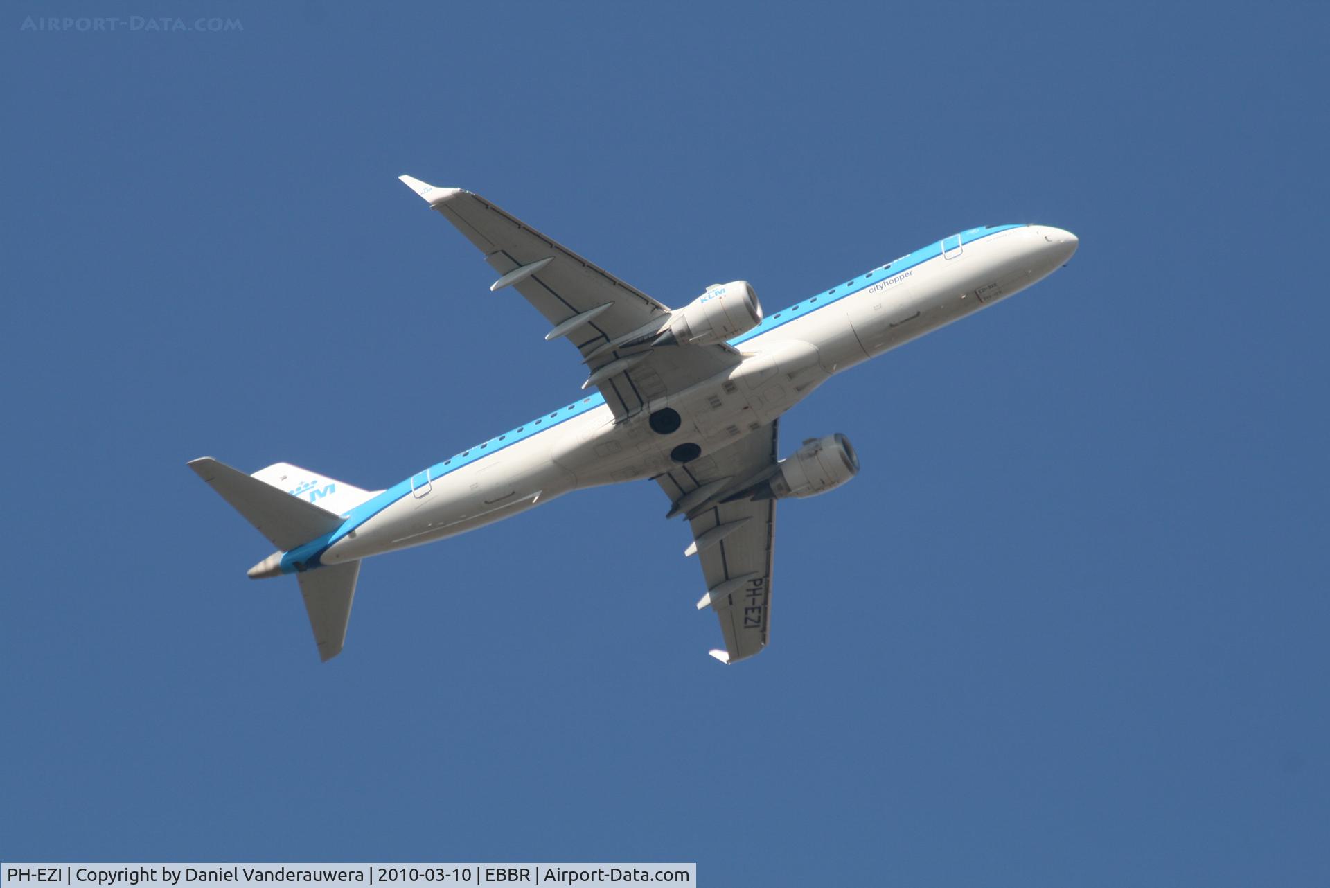 PH-EZI, 2009 Embraer 190LR (ERJ-190-100LR) C/N 19000322, Flight KL1724 is climbing from RWY 07R