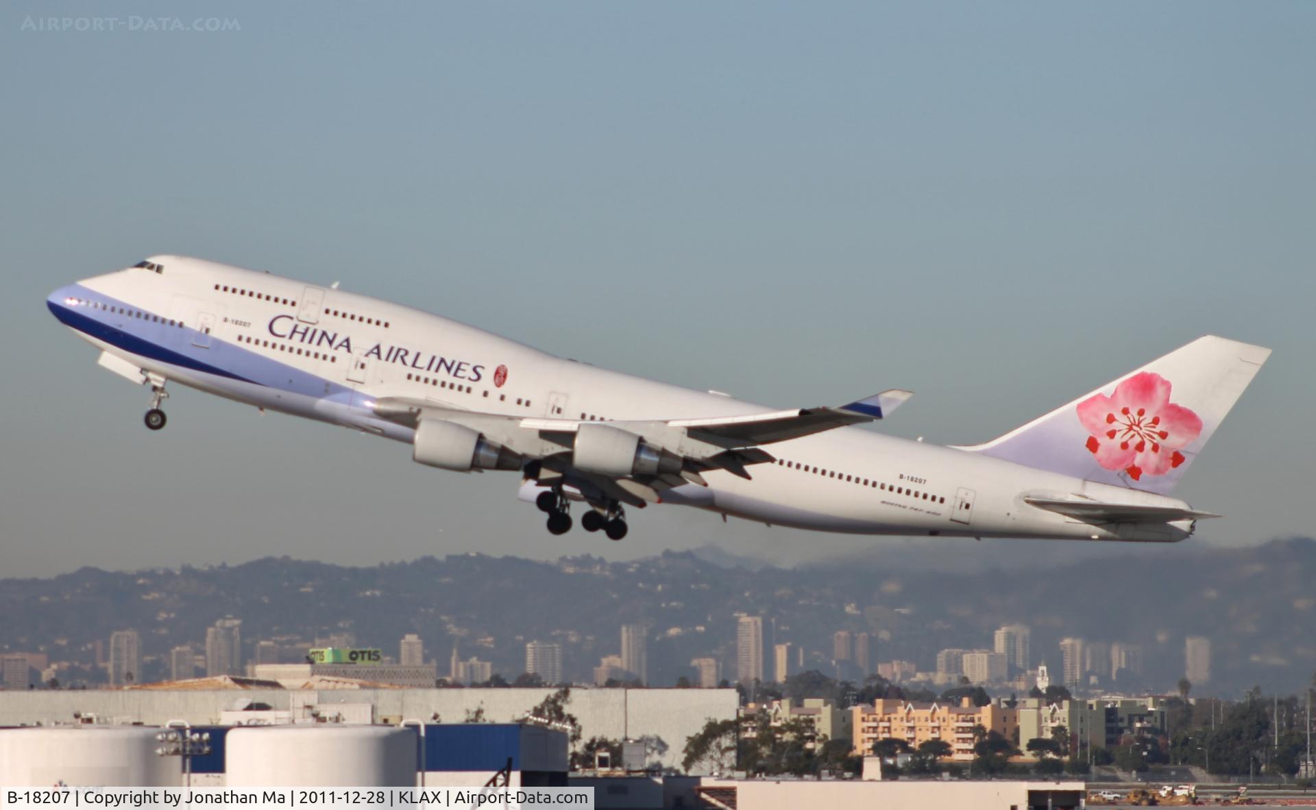B-18207, Boeing 747-409 C/N 29219, China Airlines 747 rockets out of LAX to Taipei