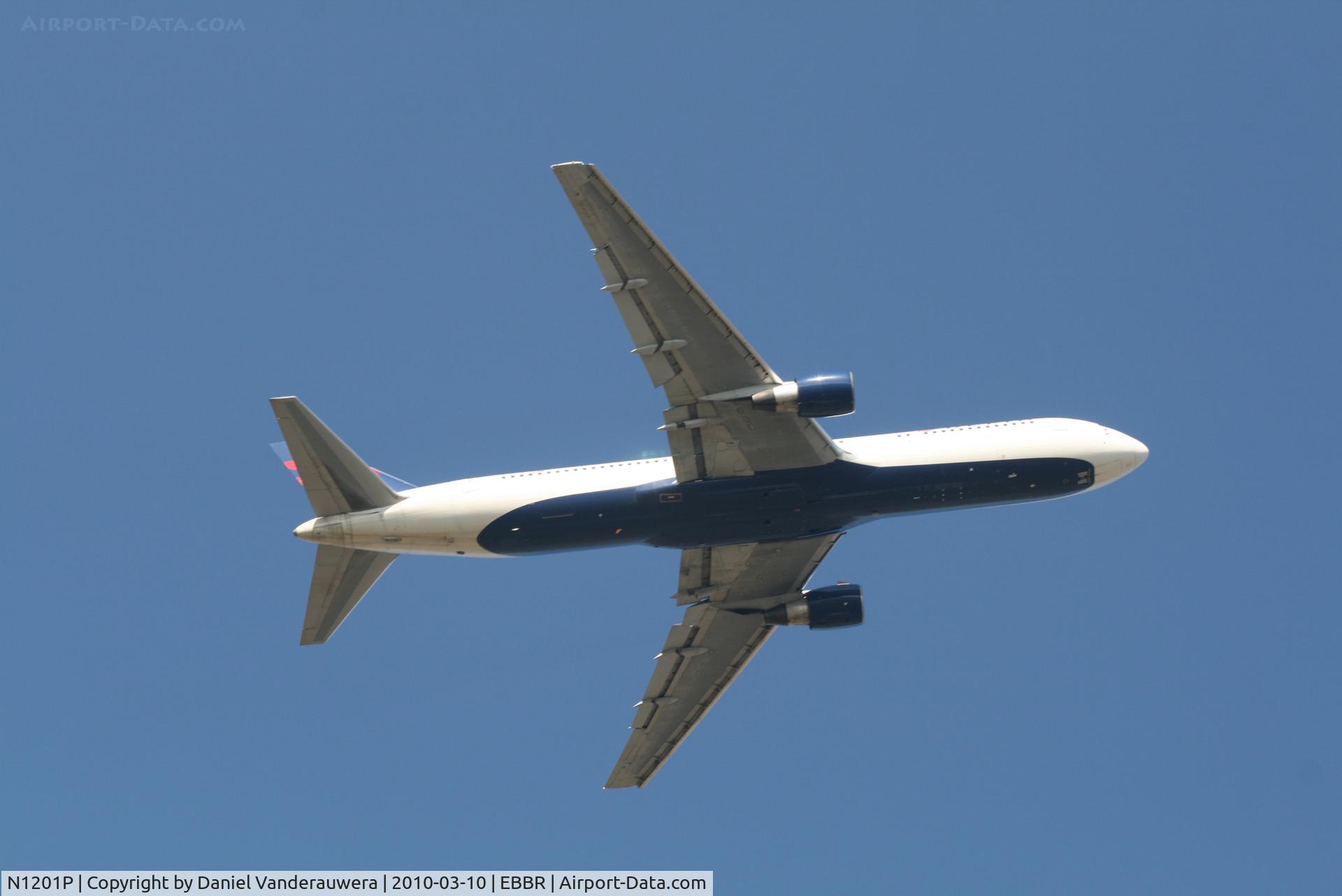 N1201P, 1998 Boeing 767-332 C/N 28458, Flight DL141 is climbing from RWY 07R