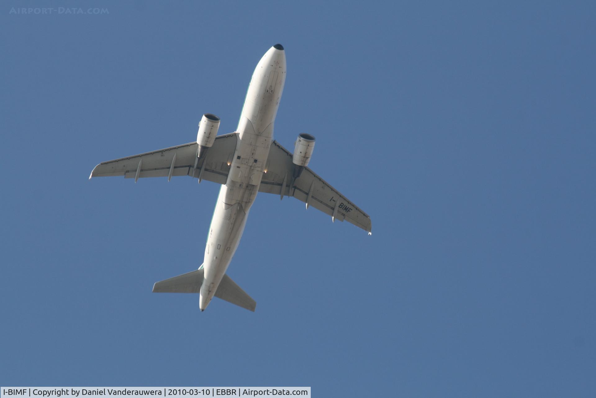 I-BIMF, 2003 Airbus A319-112 C/N 2083, Flight XM5985 is climbing from RWY 07R