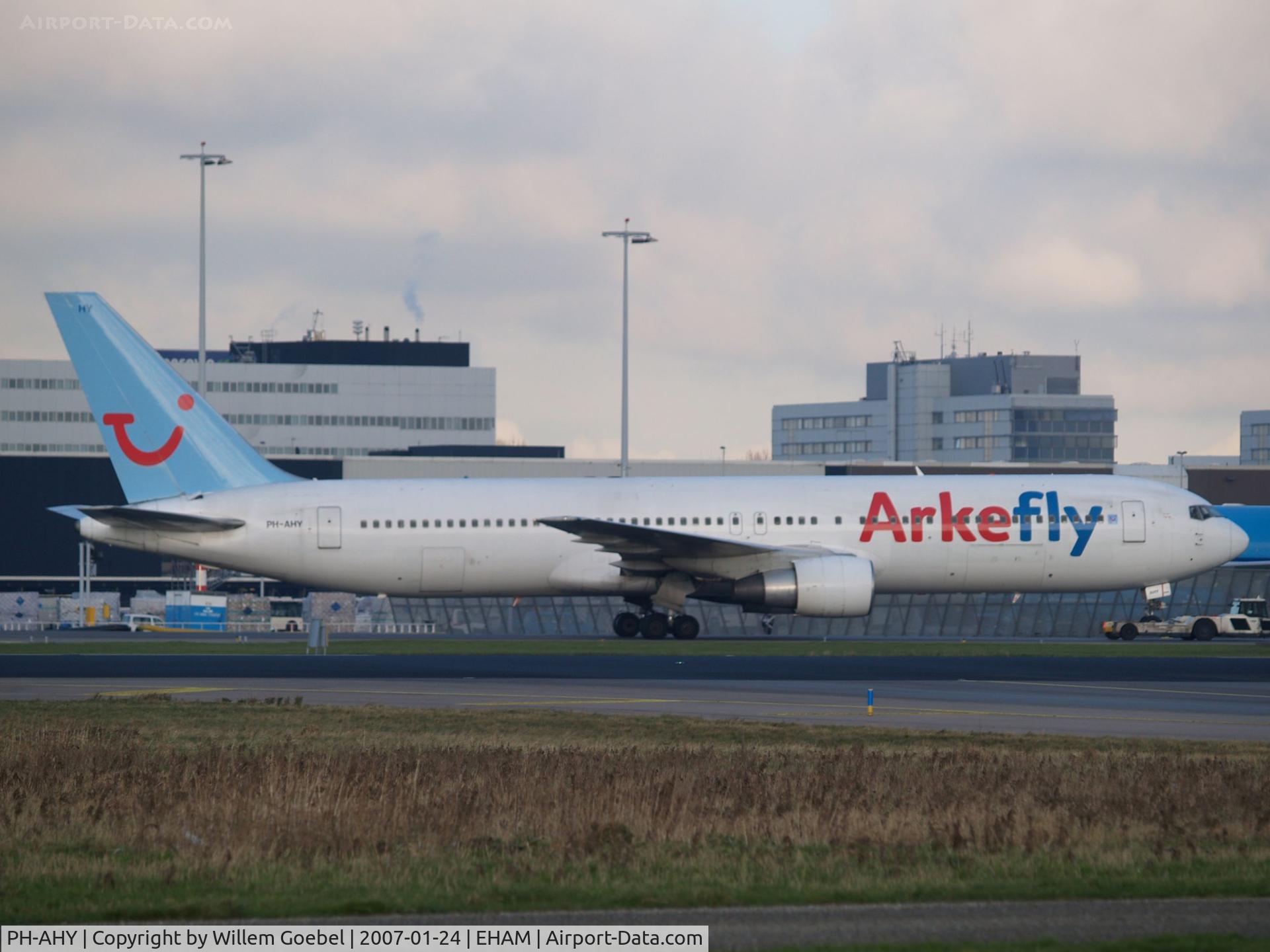 PH-AHY, 1990 Boeing 767-383/ER C/N 24848, Moved to the gate
