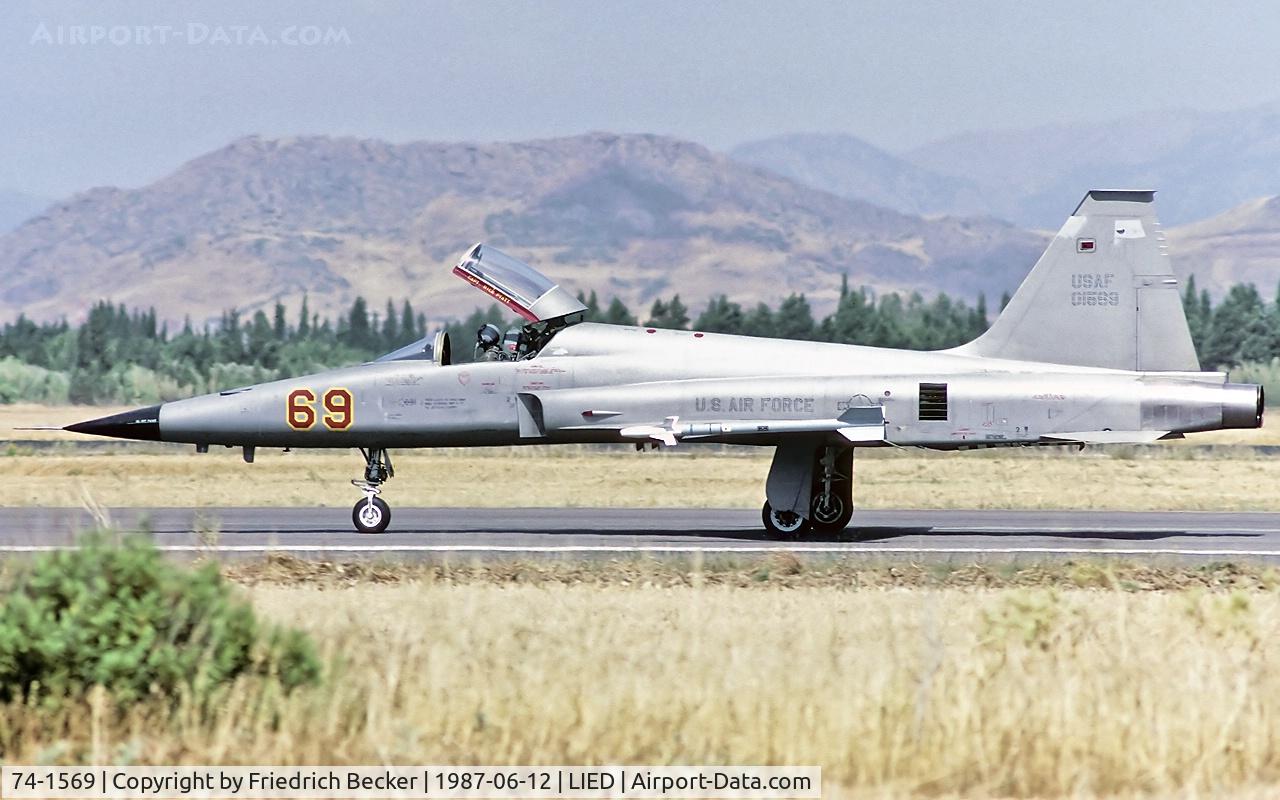 74-1569, 1974 Northrop F-5E Tiger II C/N R.1262, taxying to the active