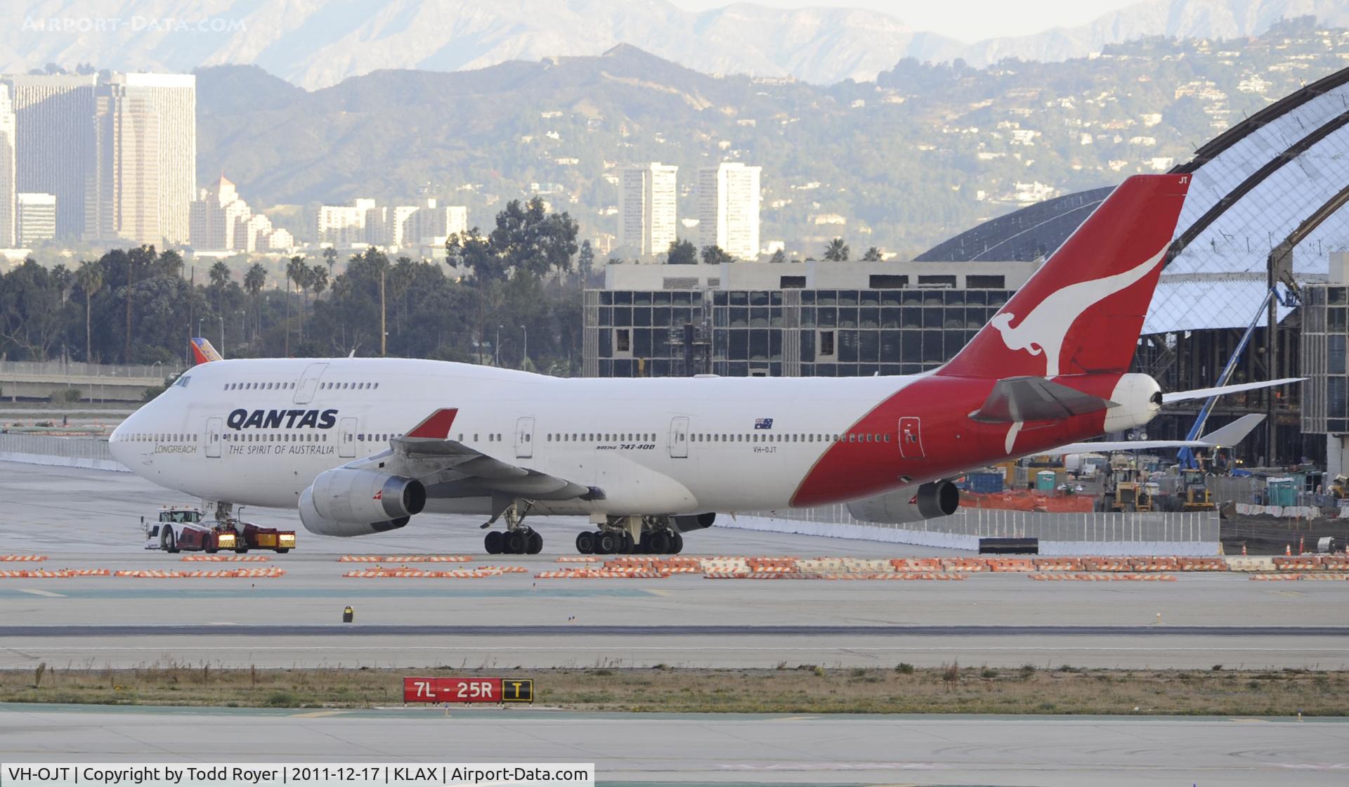 VH-OJT, 1999 Boeing 747-438 C/N 25565, Getting towed away from the gate