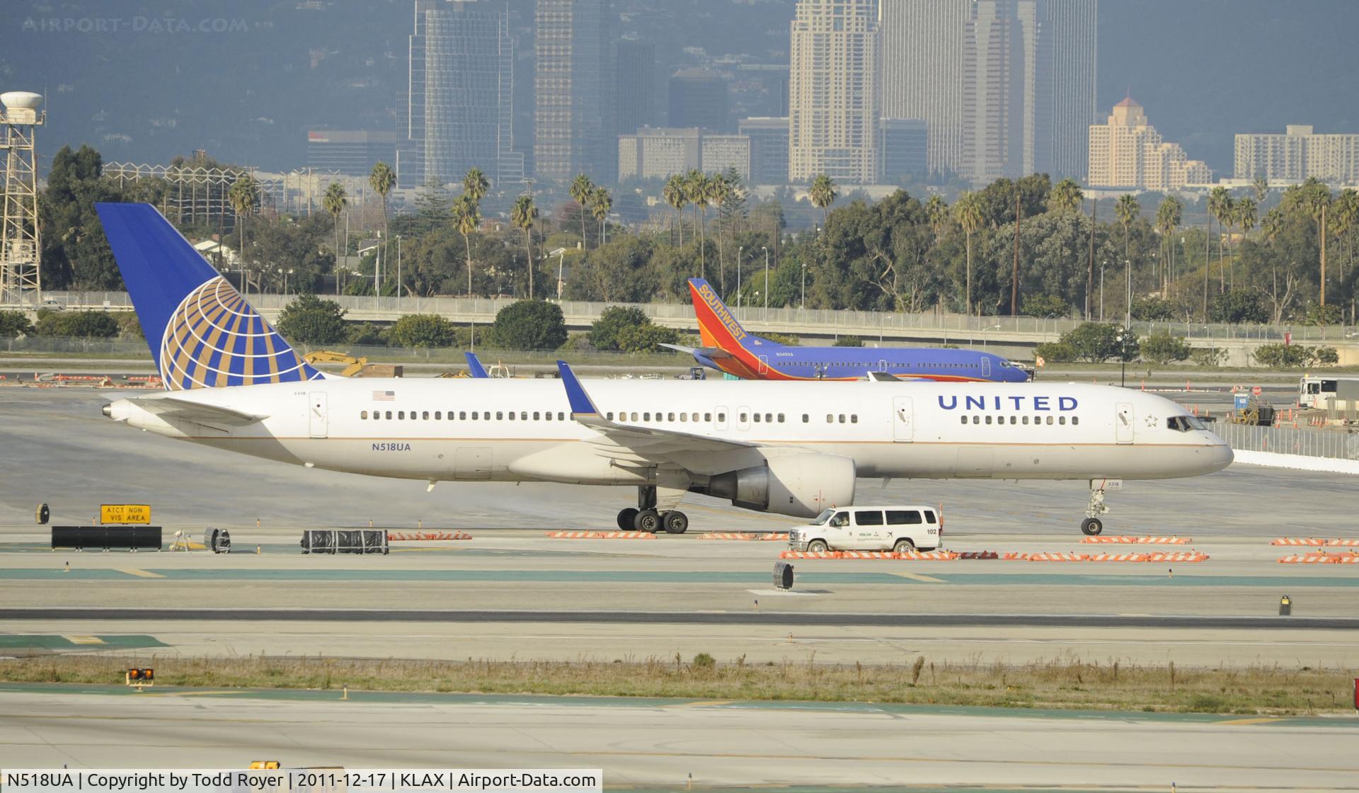 N518UA, 1990 Boeing 757-222 C/N 24871, Taxiing at LAX