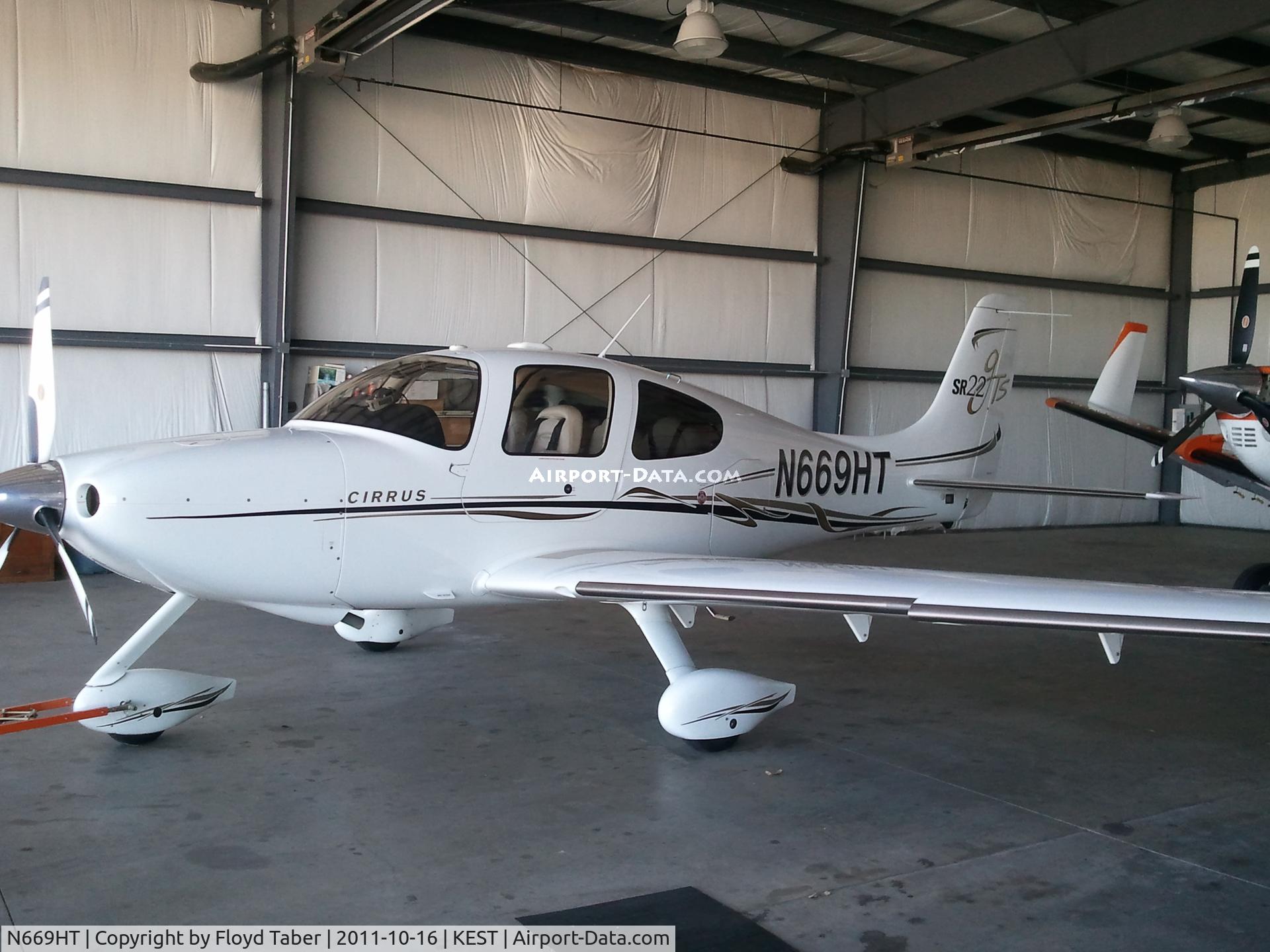 N669HT, 2005 Cirrus SR22 C/N 1679, Getting ready for a flight out