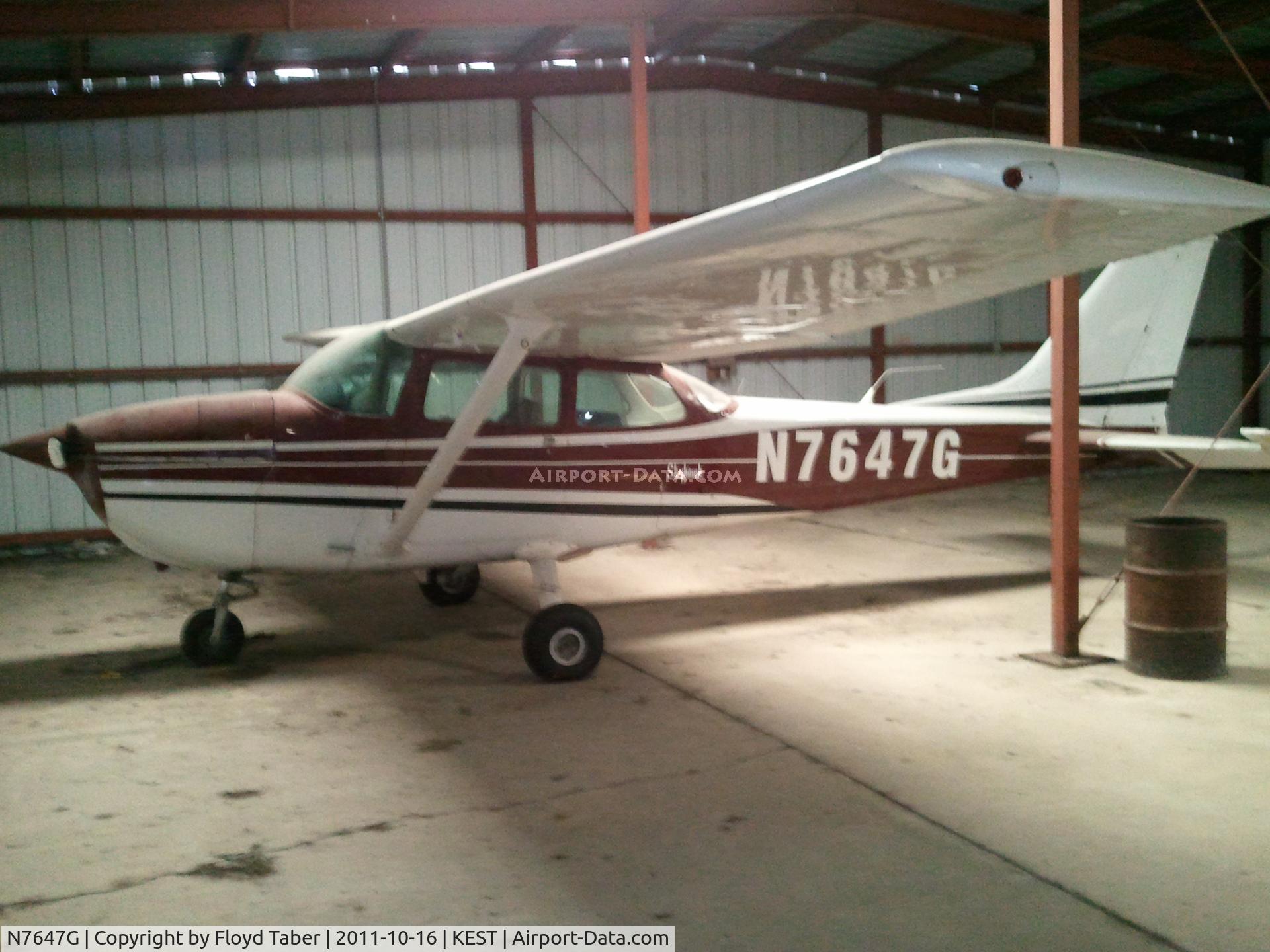 N7647G, 1970 Cessna 172L C/N 17259347, in the hangar