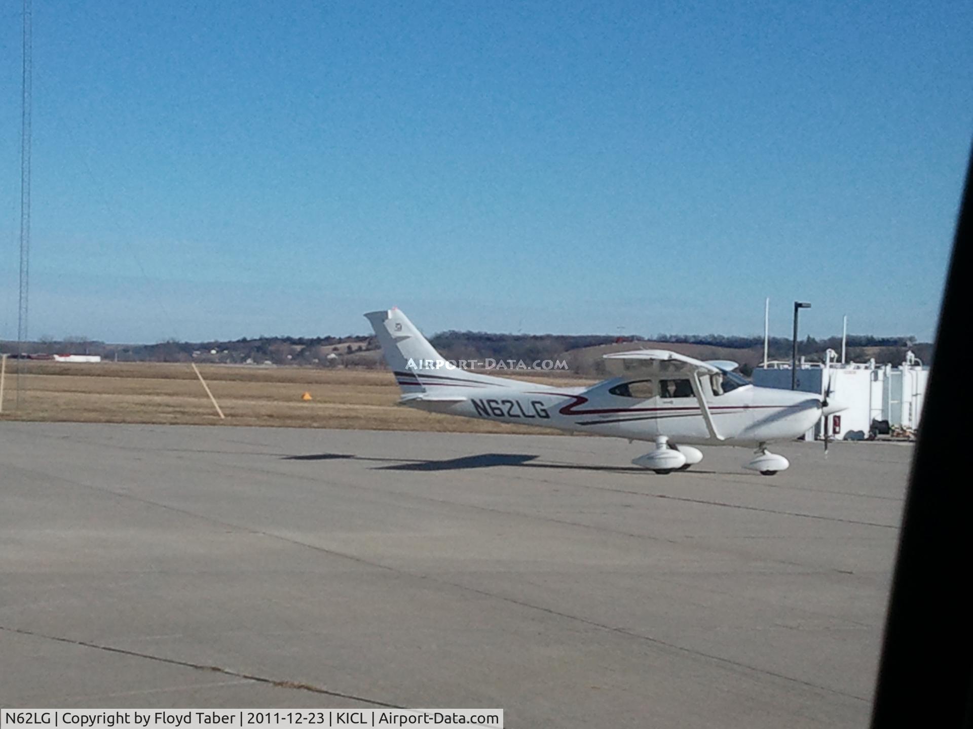 N62LG, 2001 Cessna 182T Skylane C/N 18281055, in to pickup a passenger at KICL