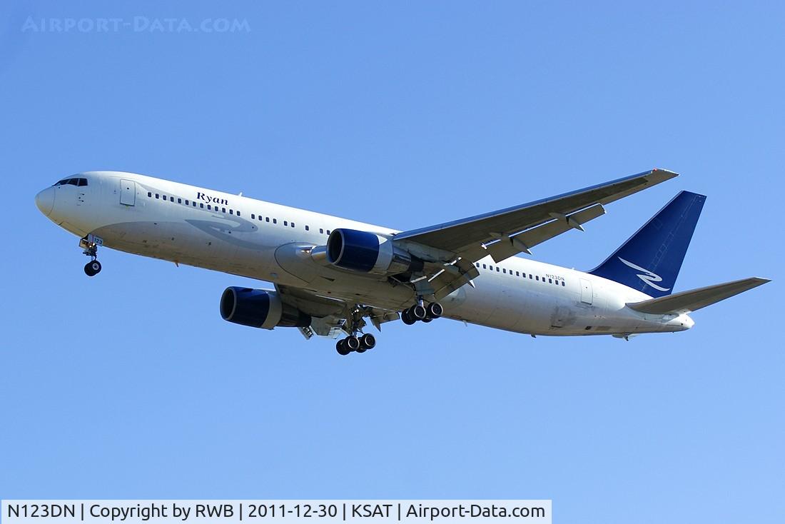 N123DN, 1987 Boeing 767-332 C/N 23437, Landing 30L