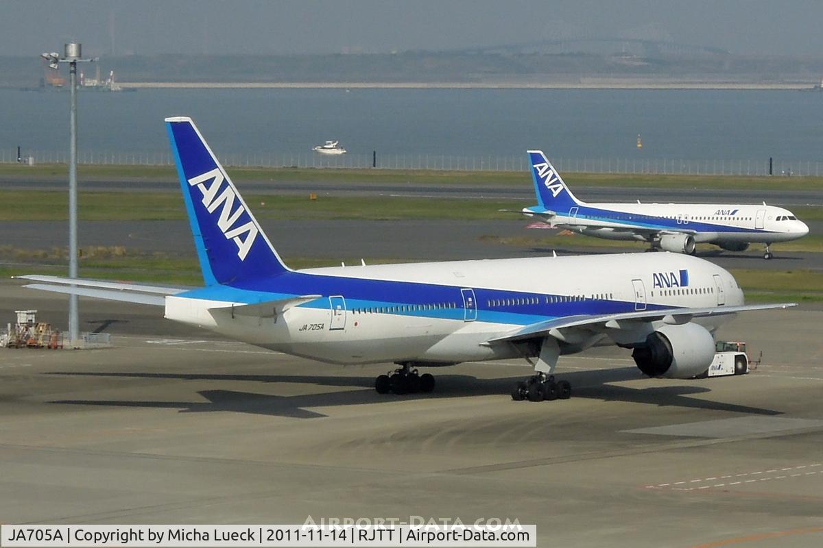 JA705A, 1998 Boeing 777-281 C/N 29029, At Haneda
