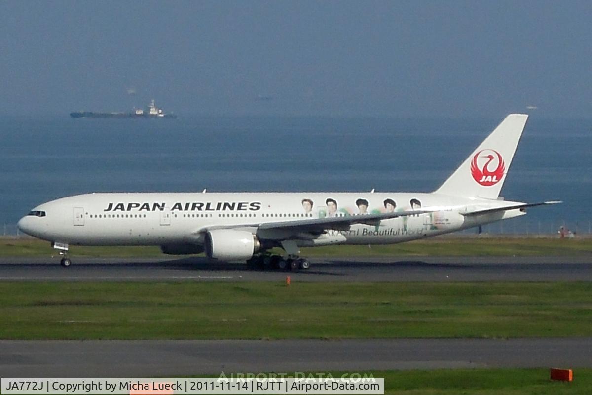 JA772J, 2005 Boeing 777-246 C/N 27657, At Haneda