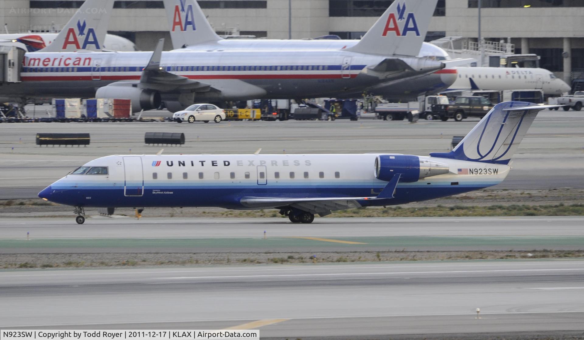 N923SW, 2002 Bombardier CRJ-200LR (CL-600-2B19) C/N 7664, Arriving at LAX