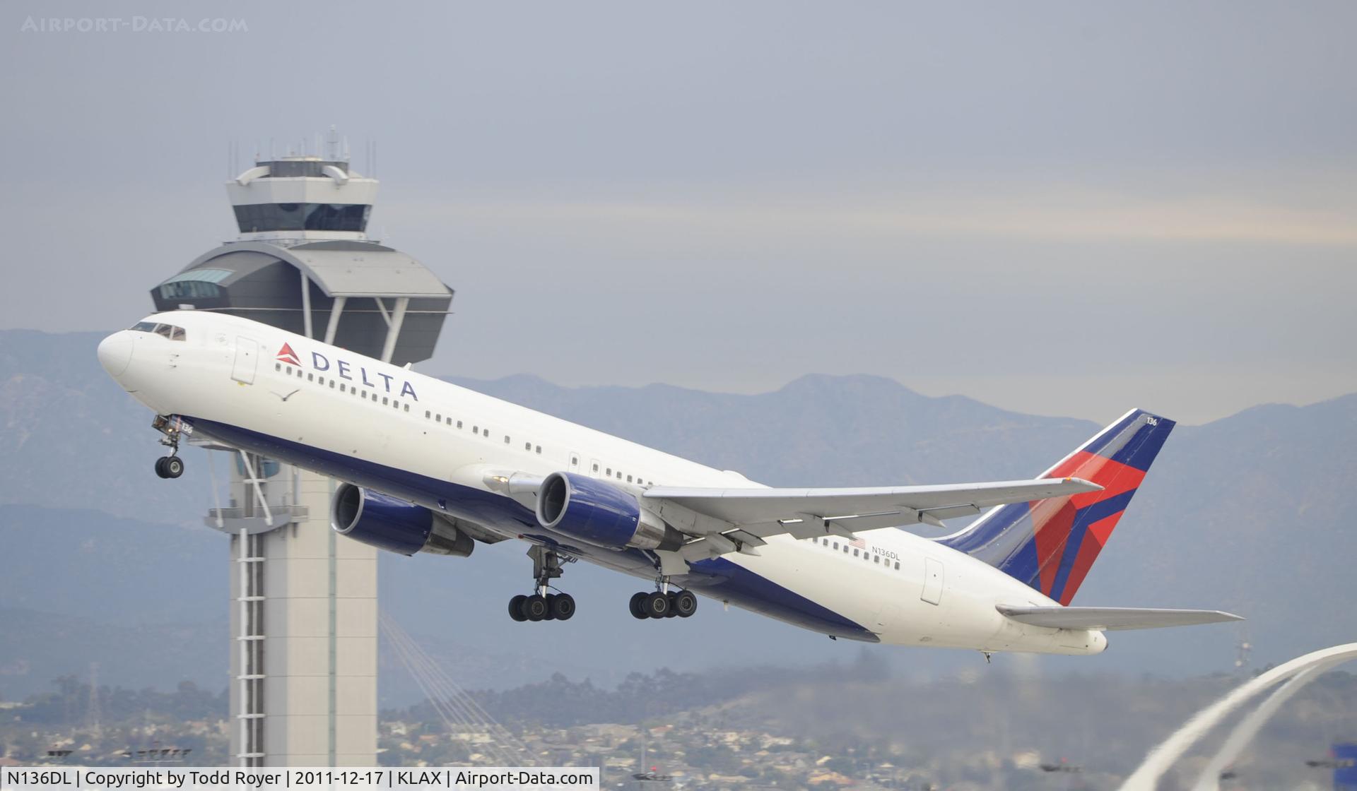 N136DL, 1991 Boeing 767-332 C/N 25146, Departing LAX
