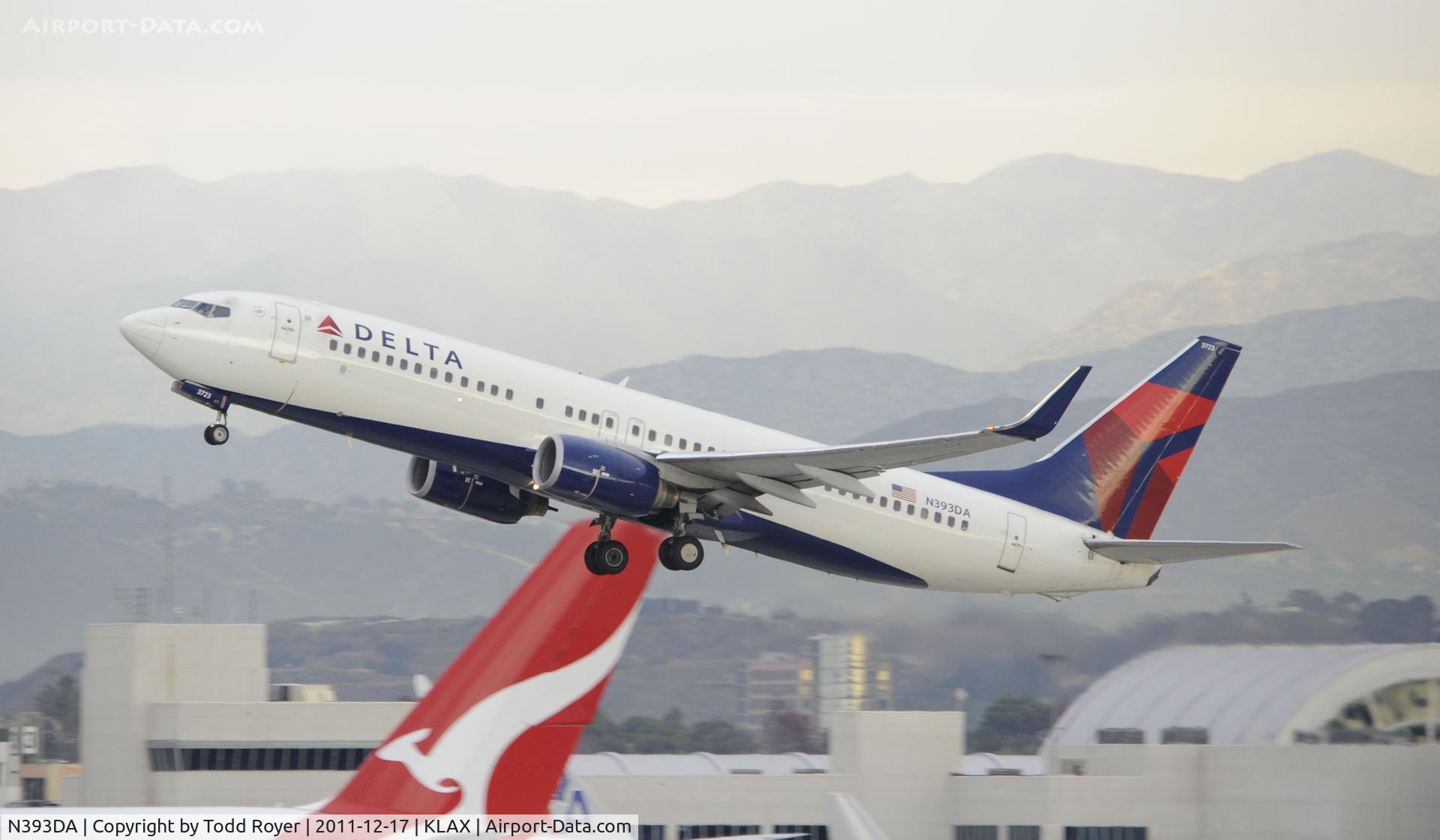 N393DA, 2000 Boeing 737-832 C/N 30377, Departing LAX
