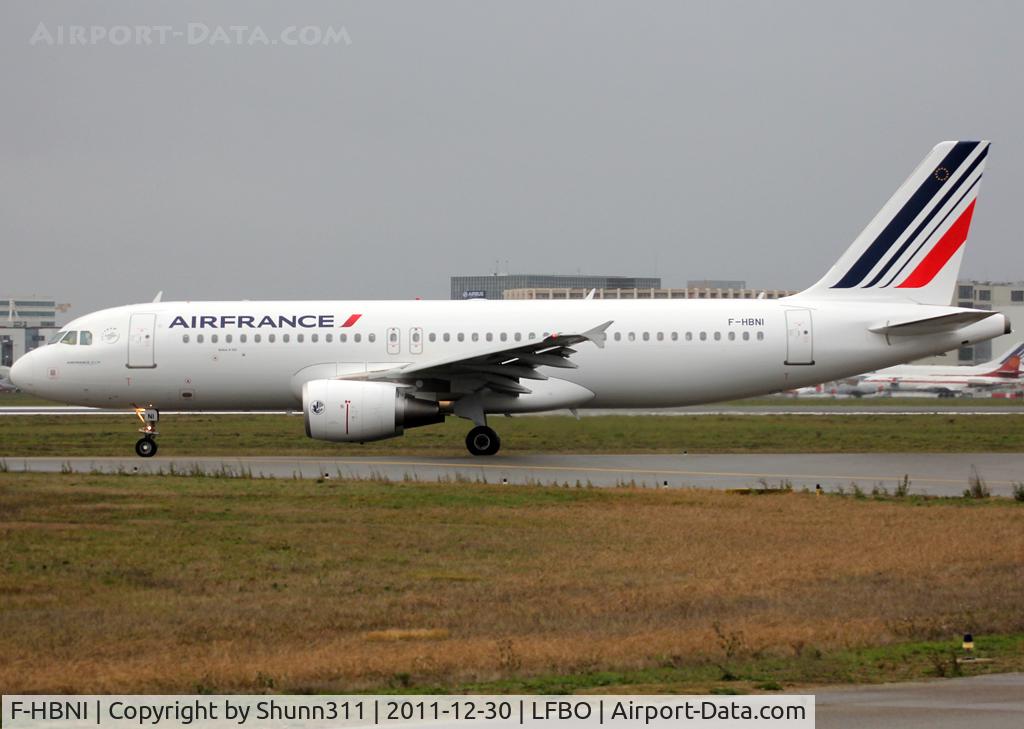 F-HBNI, 2011 Airbus A320-214 C/N 4820, Taxiing holding point rwy 32R for departure...