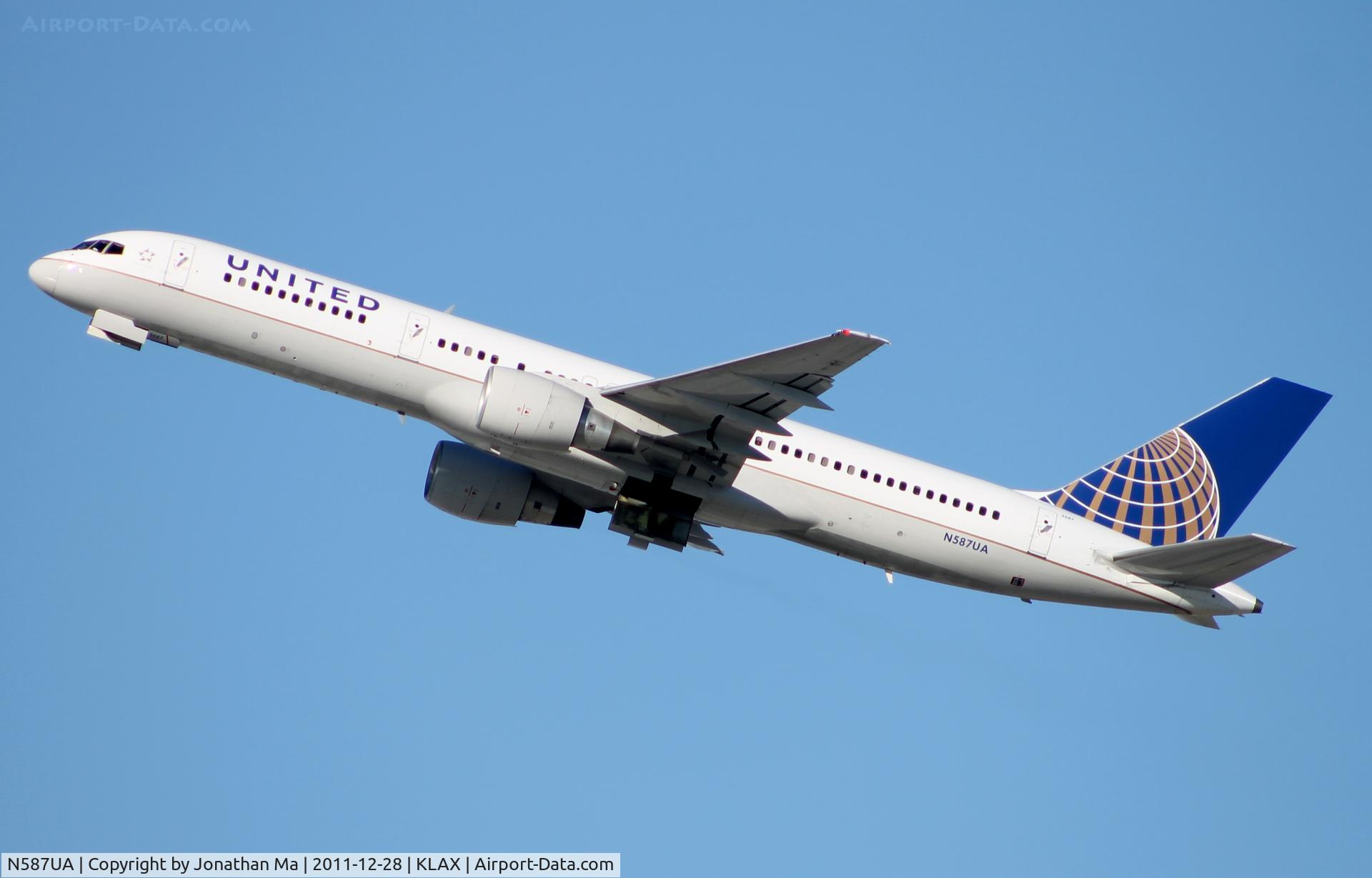 N587UA, 1993 Boeing 757-222 C/N 26713, Repainted into new colors