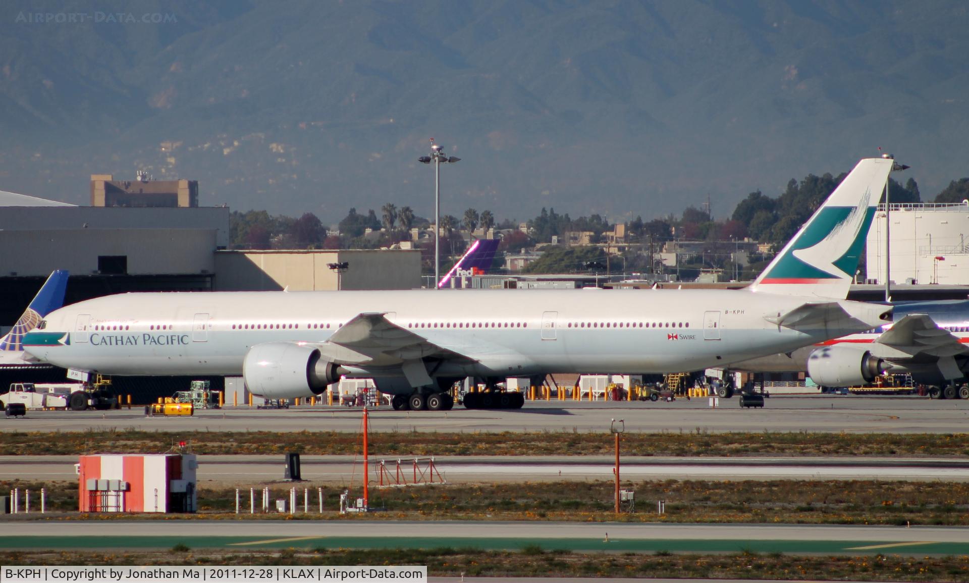B-KPH, 2008 Boeing 777-367/ER C/N 35301, Cathay 777 taxiing to West Gates