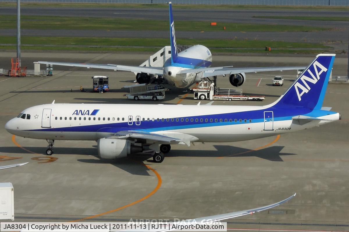 JA8304, Airbus A320-211 C/N 0531, At Haneda