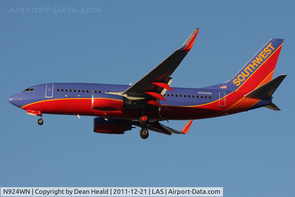 N924WN, 2008 Boeing 737-7H4 C/N 36628, Southwest Airlines N924WN on short final to RWY 25L.