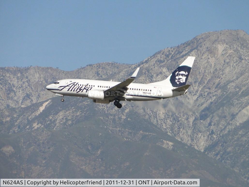 N624AS, 2000 Boeing 737-790 C/N 30778, On final and bringing the nose up slightly to reach runway 26R