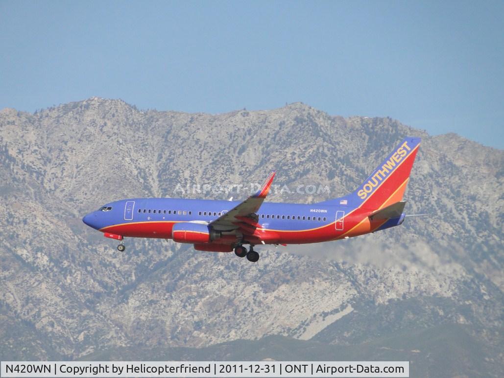 N420WN, 2001 Boeing 737-7H4 C/N 29825, On final to runway 26R