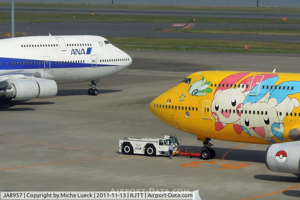JA8957, Boeing 747-481 C/N 25642, B747s face-to-face