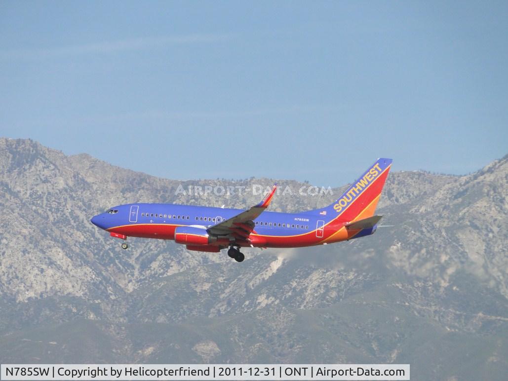N785SW, 2000 Boeing 737-7H4 C/N 30602, On final to runway 26R