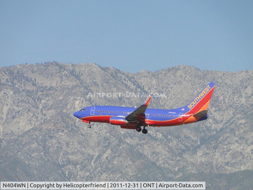 N404WN, 2001 Boeing 737-7H4 C/N 27892, On final to runway 26R