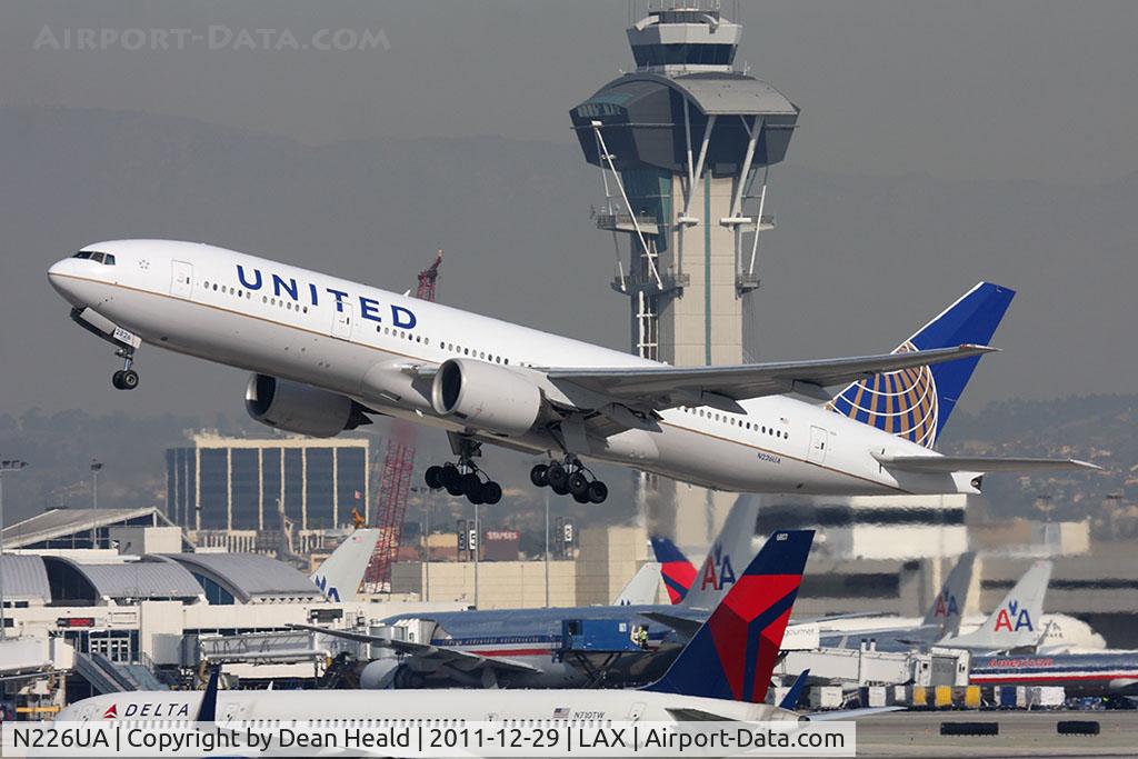 N226UA, 2002 Boeing 777-222 C/N 30226, United Airlines N226UA (FLT UAL891) climbing out from RWY 25R en route to Tokyo Narita Int'l (RJAA/NRT).