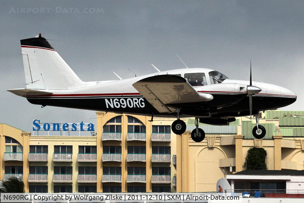N690RG, 1969 Piper PA-23-250 C/N 274260, visitor