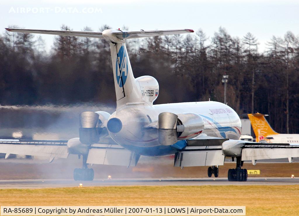 RA-85689, 1990 Tupolev Tu-154M C/N 90A860, Touchdown.