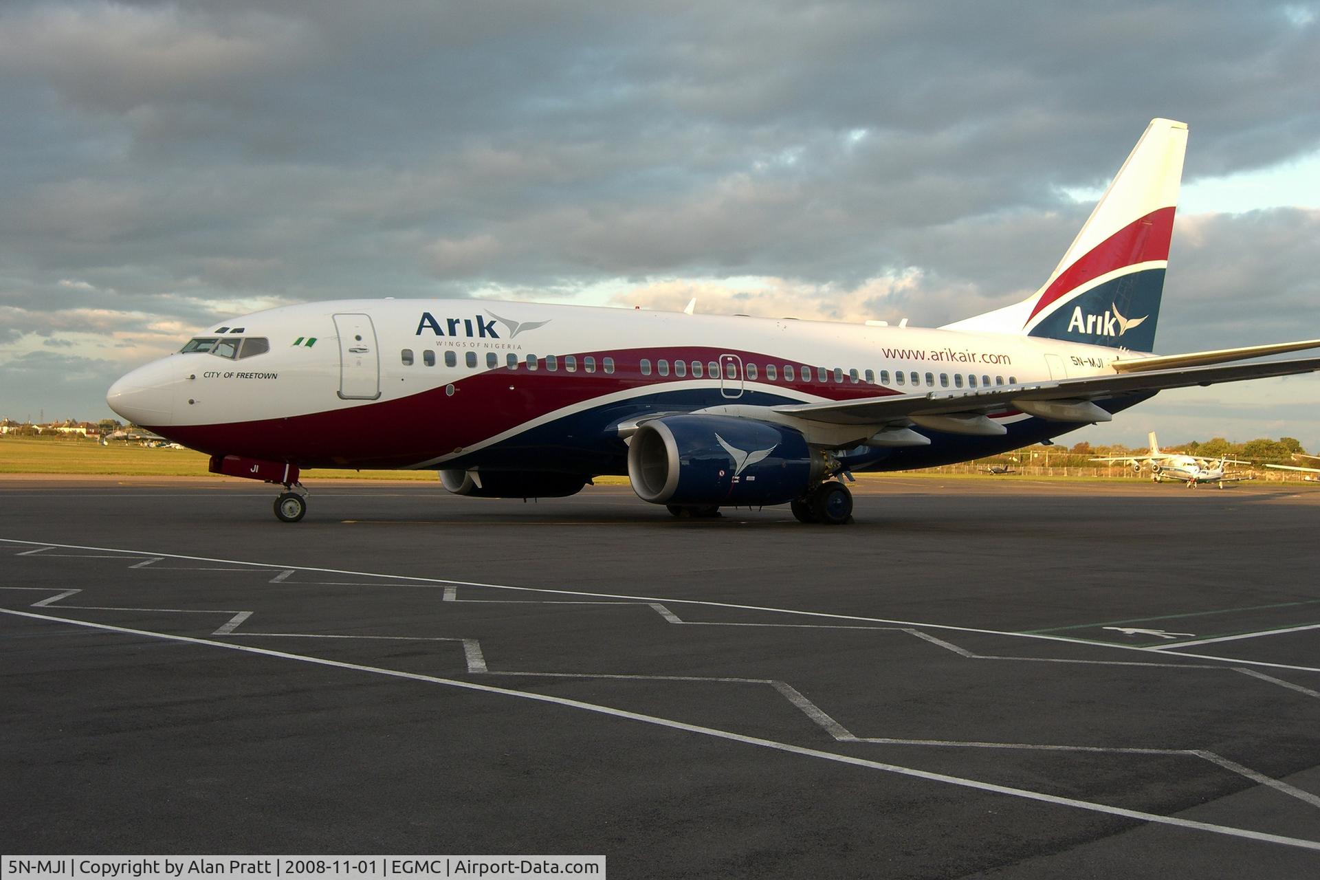 5N-MJI, 2001 Boeing 737-76N C/N 28640, In for maintenance