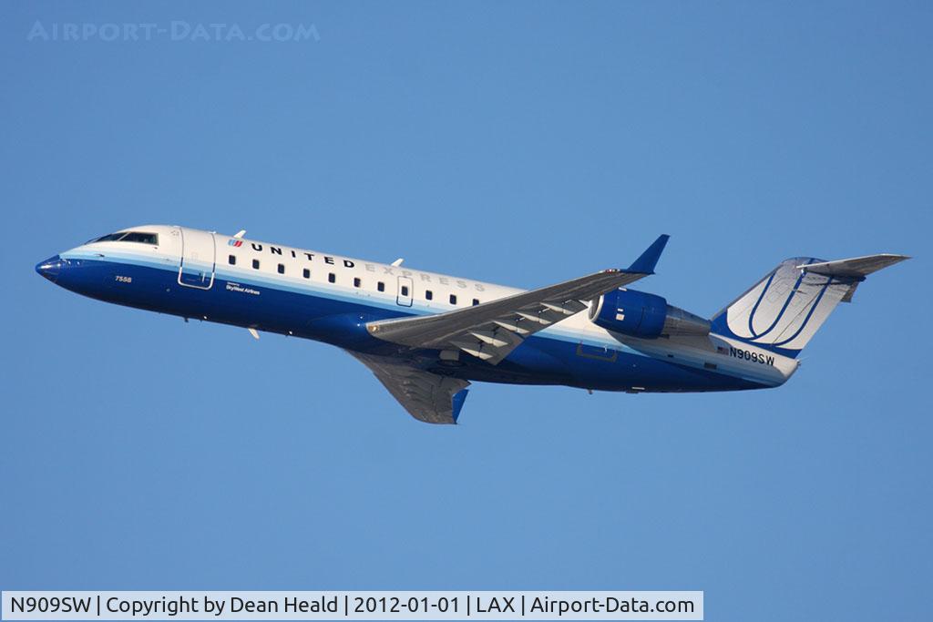 N909SW, 2001 Bombardier CRJ-200LR (CL-600-2B19) C/N 7558, United Express (SkyWest Airlines) N909SW (FLT SKW6440) climbing out from RWY 25R en route to Colorado Springs Municipal Airport (KCOS).