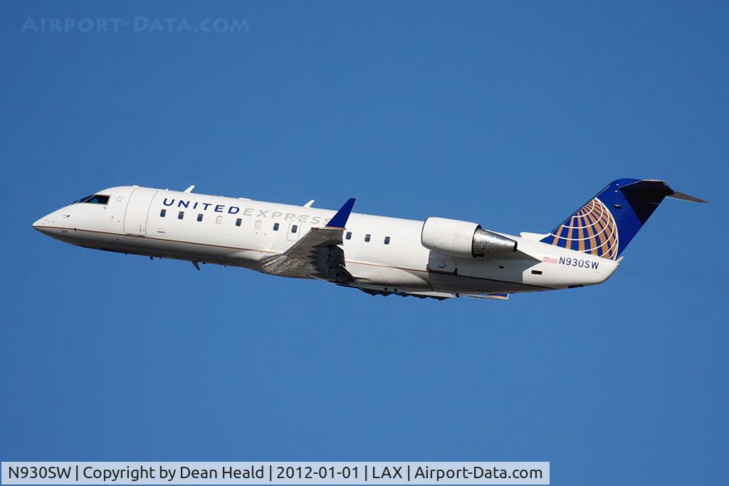 N930SW, 2002 Bombardier CRJ-200LR (CL-600-2B19) C/N 7713, United Express (SkyWest Airlines) N930SW (FLT SKW6452) climbing out from RWY 25R en route to Tucson Int'l (KTUS).