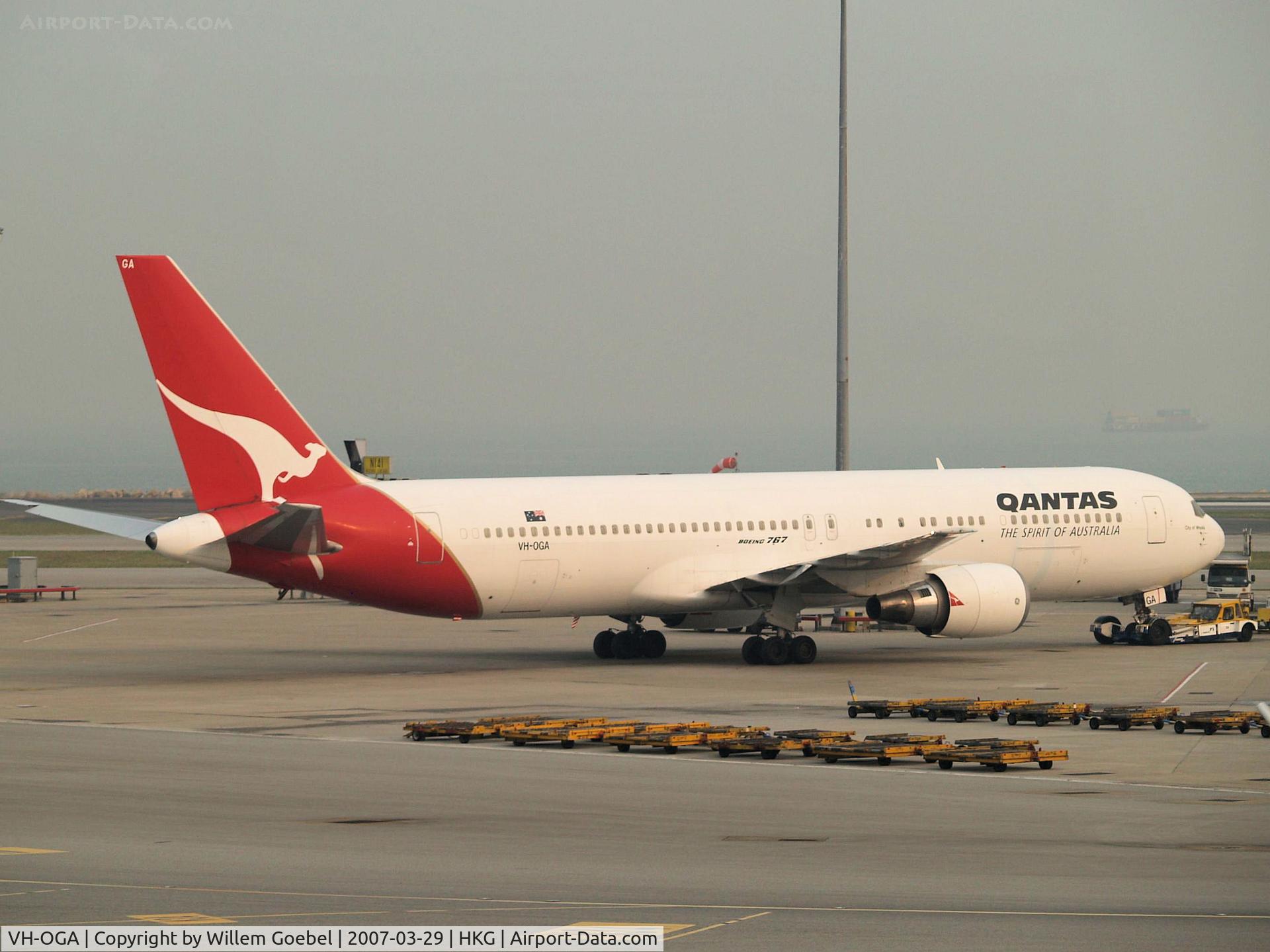 VH-OGA, 1988 Boeing 767-338 C/N 24146, Push back for taxi to the runway