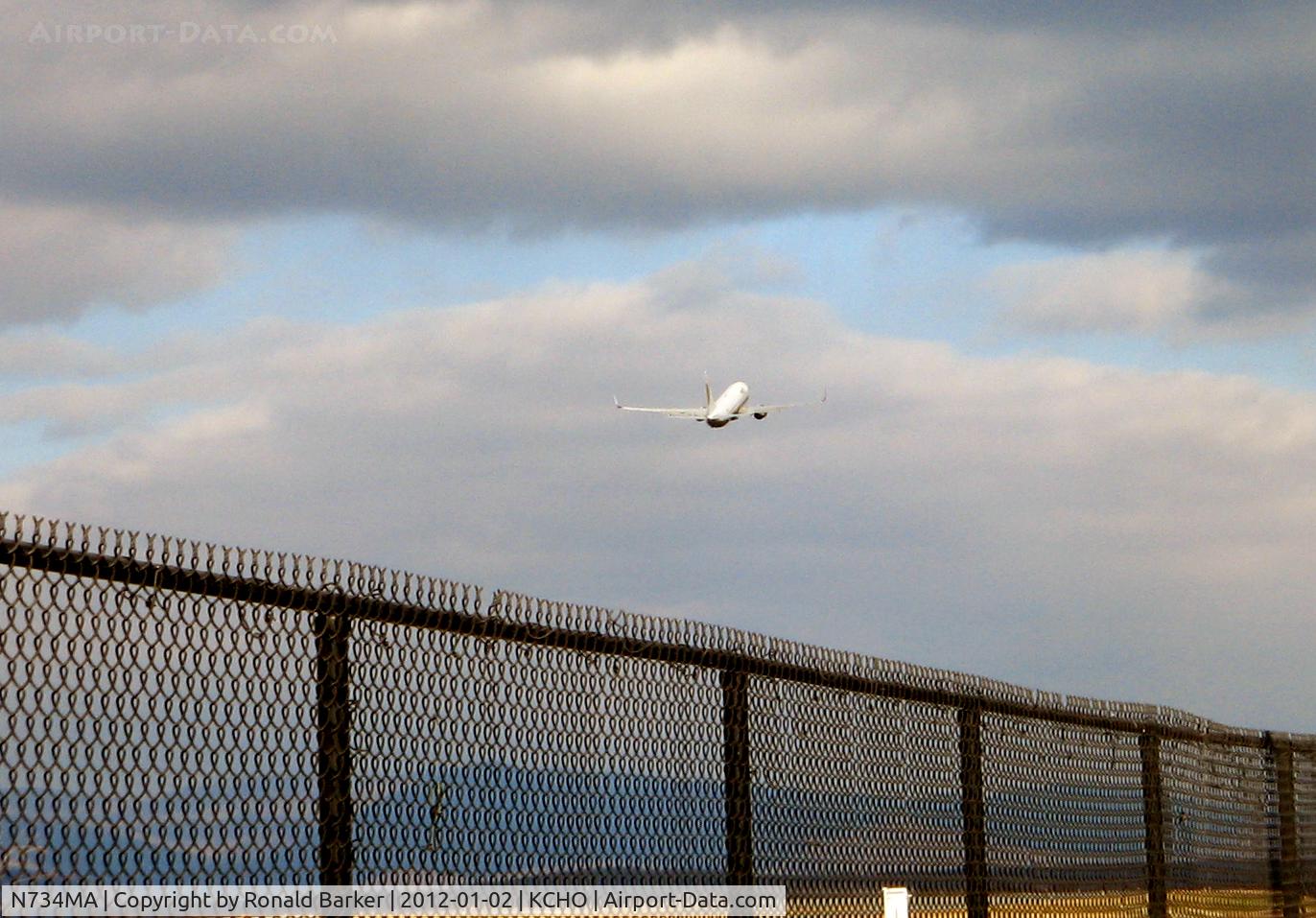 N734MA, 2000 Boeing 737-8Q8 C/N 30039, N734MA departing  CHO