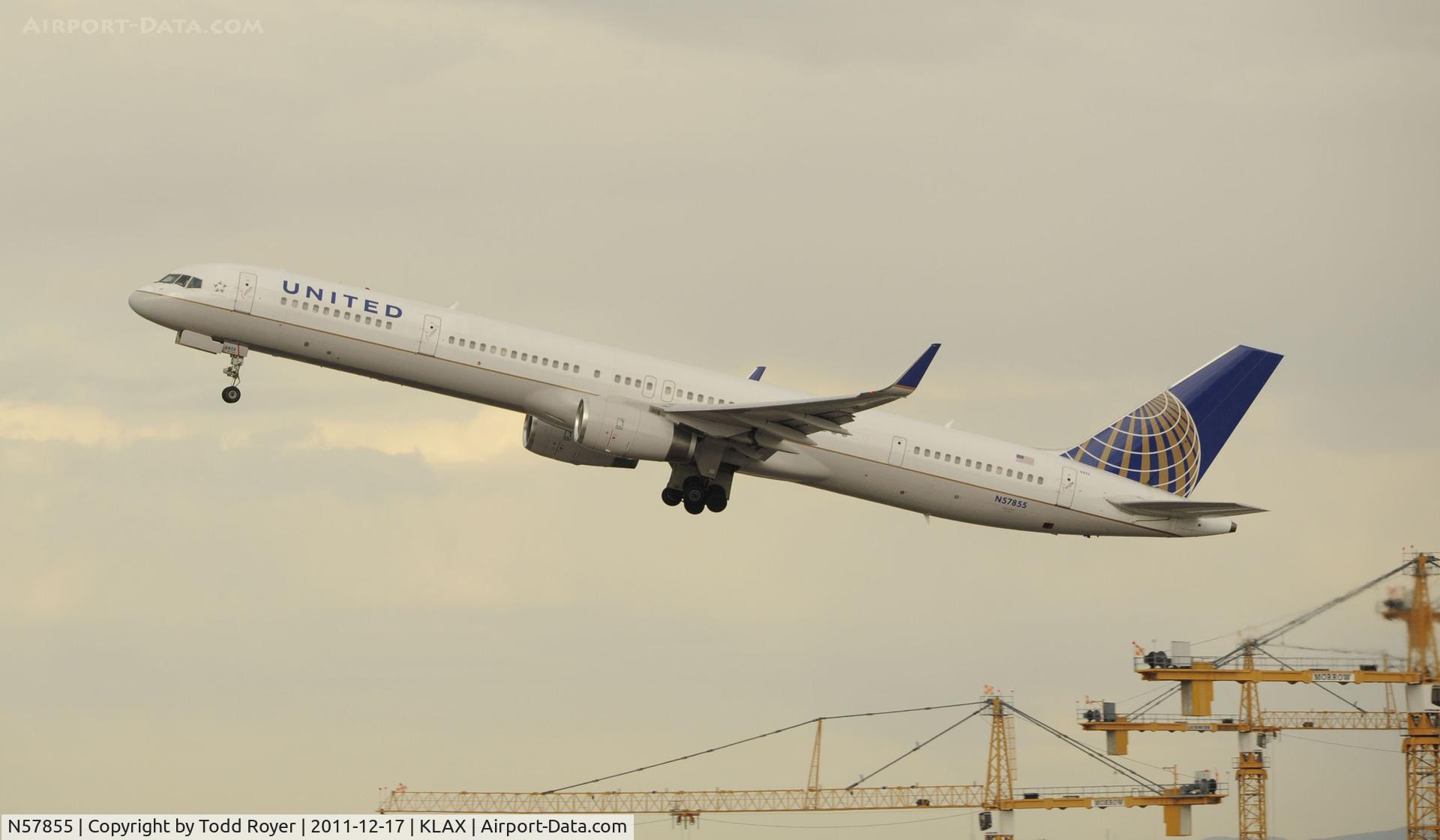 N57855, 2004 Boeing 757-324 C/N 32814, Departing LAX