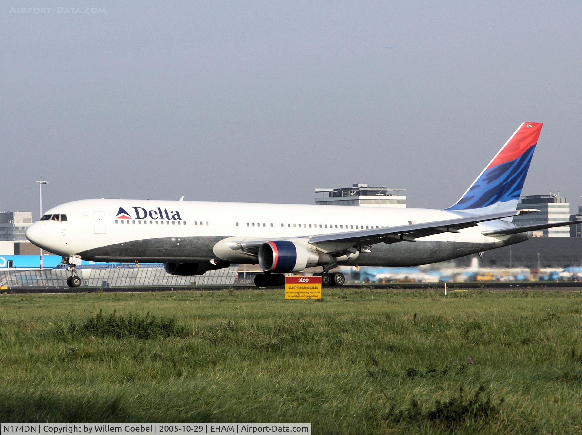 N174DN, 1990 Boeing 767-332 C/N 24802, Take off from Amsterdam Airport on runway 24