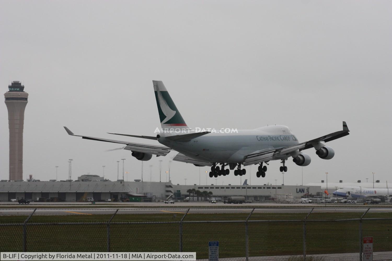 B-LIF, 2009 Boeing 747-467ERF C/N 36871, Cathay Cargo landing by a rainy El Dorado
