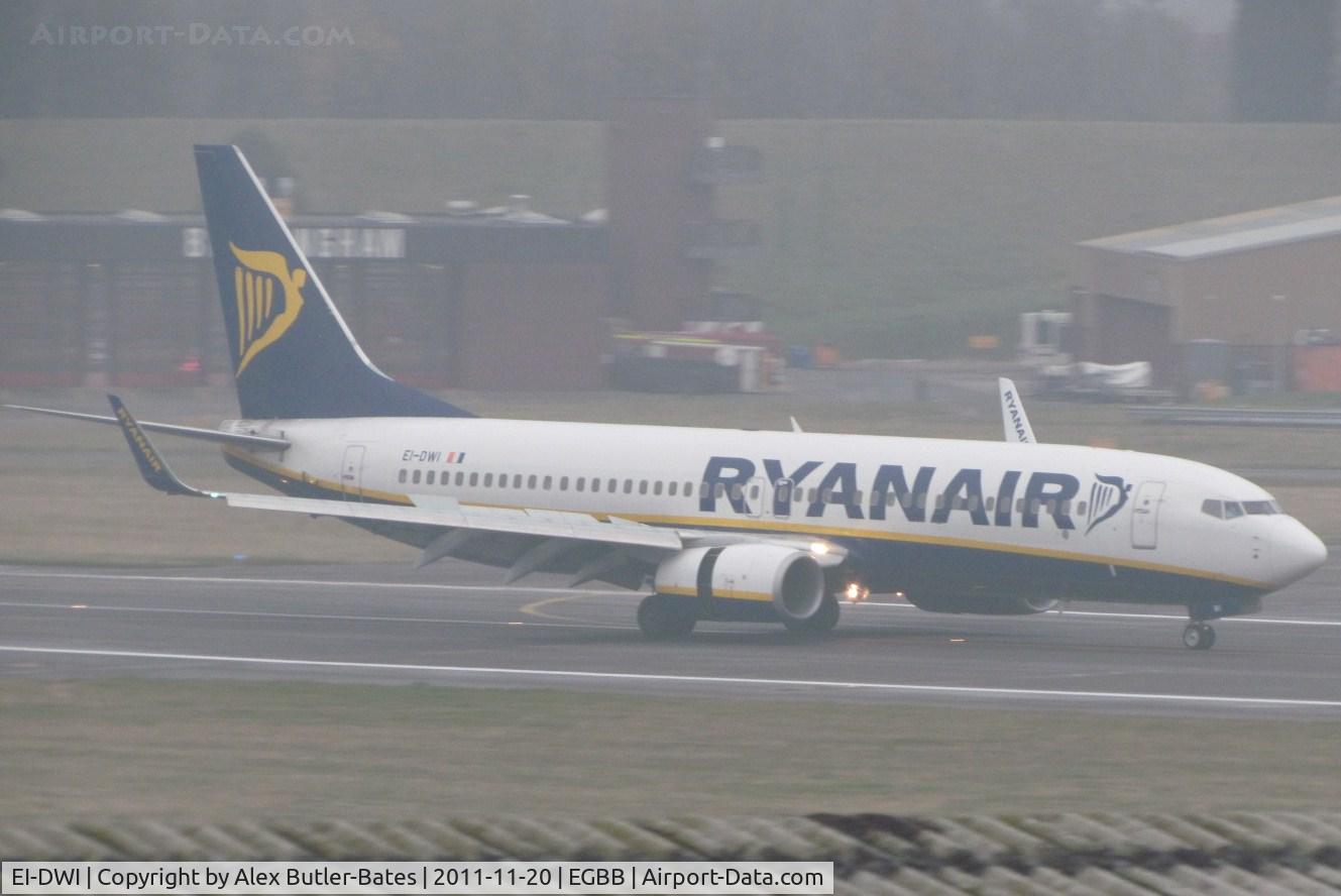 EI-DWI, 2007 Boeing 737-8AS C/N 33643, Slowing down after landing