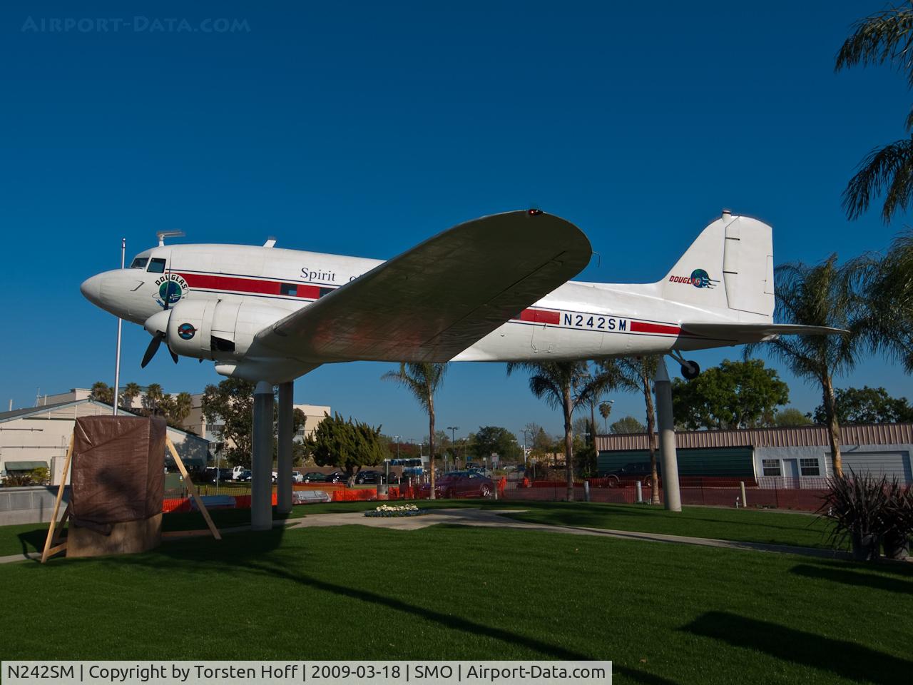 N242SM, 1942 Douglas DC-3 C/N 4877, C-47
