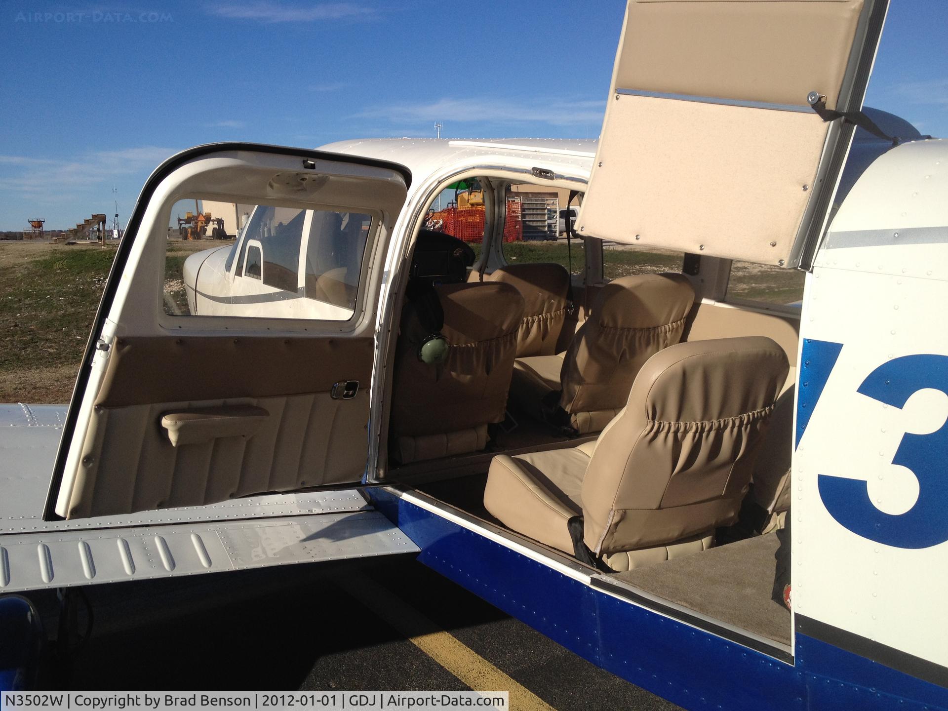 N3502W, 1966 Piper PA-32-260 Cherokee Six Cherokee Six C/N 32-383, Looking in back doors, 2011