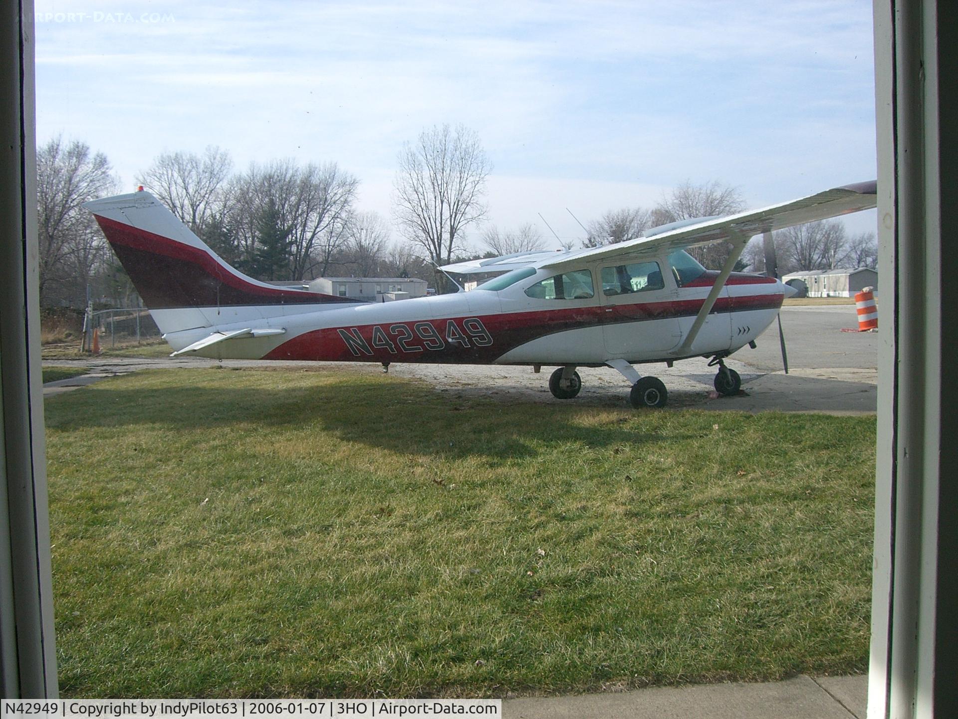N42949, 1968 Cessna 182L Skylane C/N 18259263, A cessna on the small tarmac.
