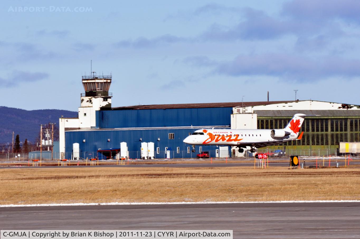 C-GMJA, 2004 Bombardier CRJ-200ER (CL-600-2B19) C/N 8003, Landing rnwy 26
