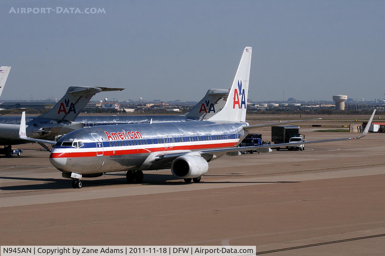 N945AN, 2000 Boeing 737-823 C/N 30085, American Airlines at DFW Airport.