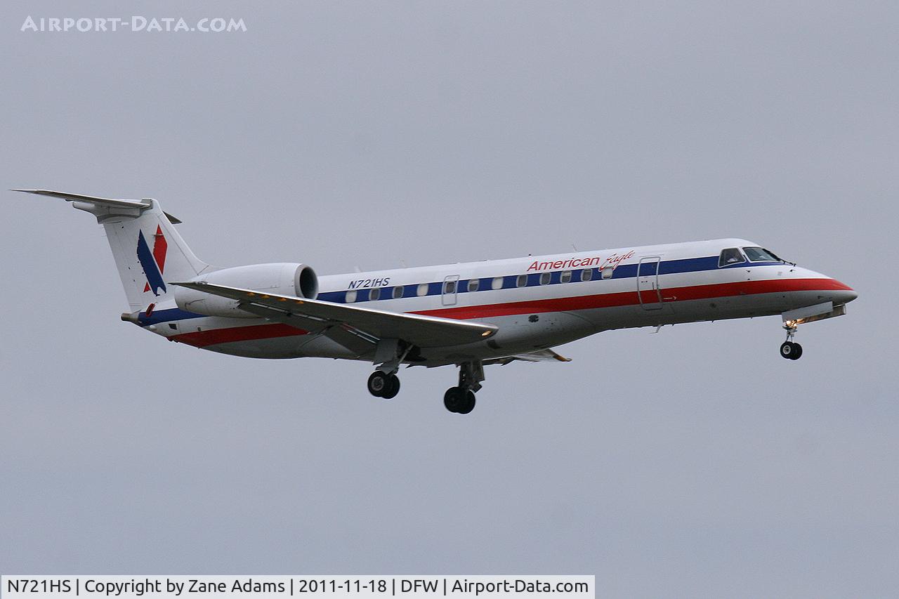 N721HS, 2000 Embraer ERJ-135LR (EMB-135LR) C/N 145283, American Eagle Landing at DFW Airport.