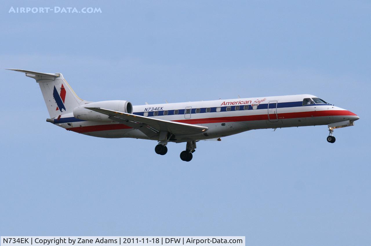 N734EK, 2001 Embraer ERJ-135LR (EMB-135LR) C/N 145371, American Eagle Landing at DFW Airport.